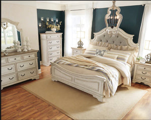 Realyn Chipped White Panel Queen Bedroom Set