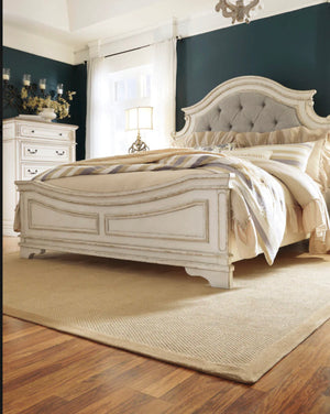Realyn Chipped White Panel Queen Bedroom Set